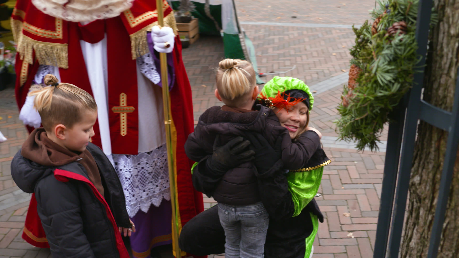 Piet knuffelt kind op plein