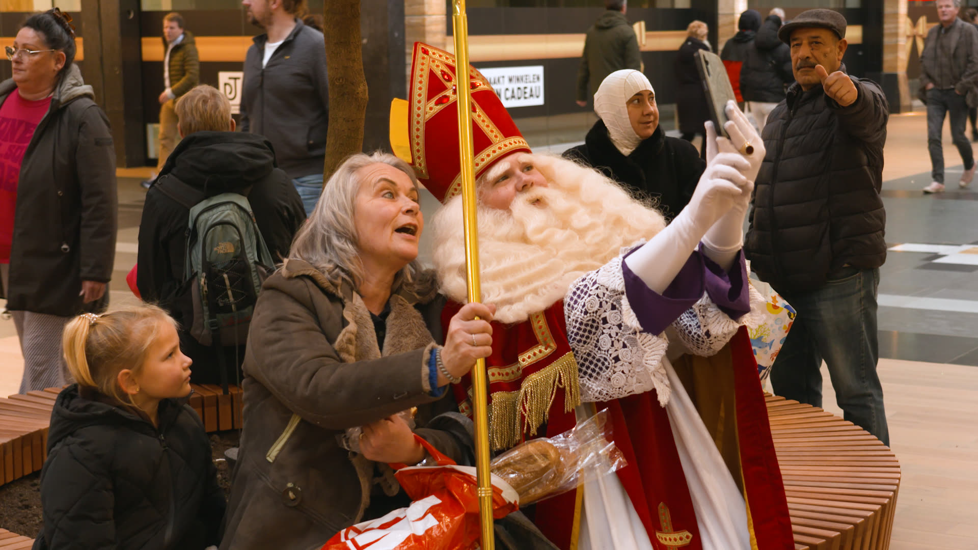 Sint neemt selfie met bezoekers