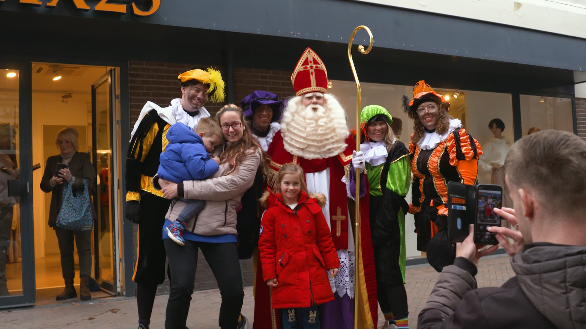 Sinterklaas en Pieten ontmoeten bezoekers in een winkelcentrum